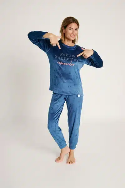Pijama de veludo com estampa de estrelas